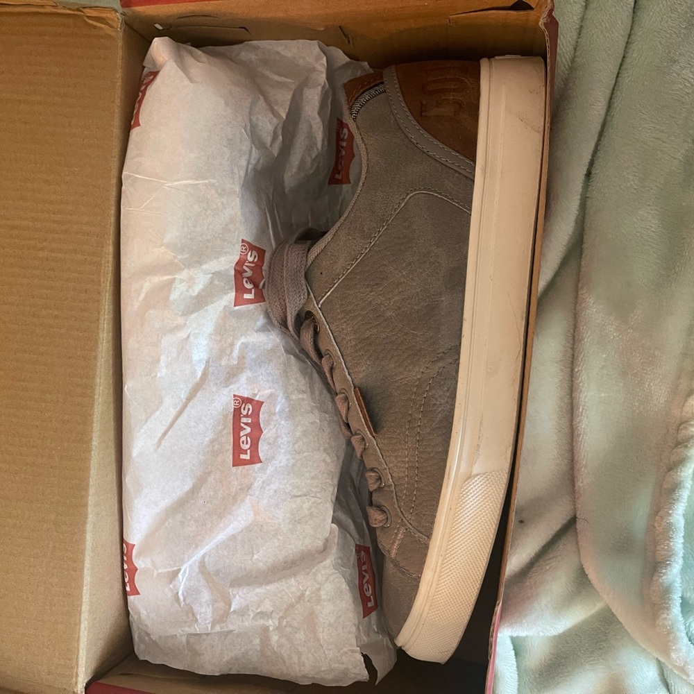Size 8 Men Levi Sneakers
